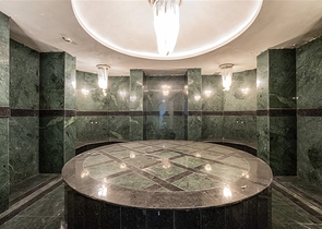 Drei-Zimmer-Penthouse mit Designer-Renovierung