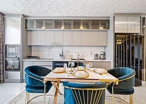 Drei-Zimmer-Penthouse mit Designer-Renovierung