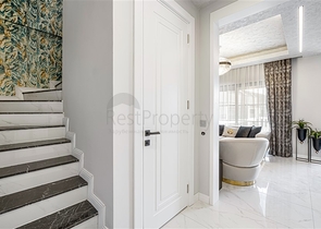 Drei-Zimmer-Penthouse mit Designer-Renovierung