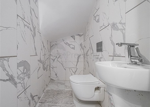 Drei-Zimmer-Penthouse mit Designer-Renovierung