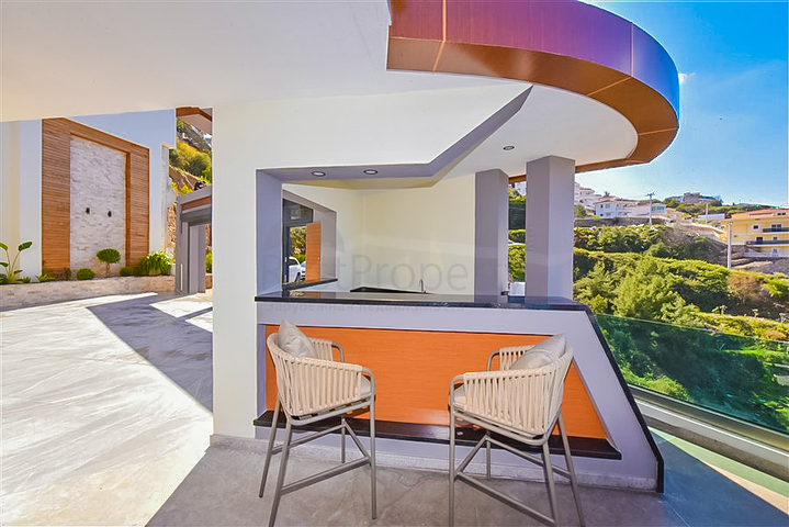 4+1 Luxusvilla im Stadtteil Kargicak.