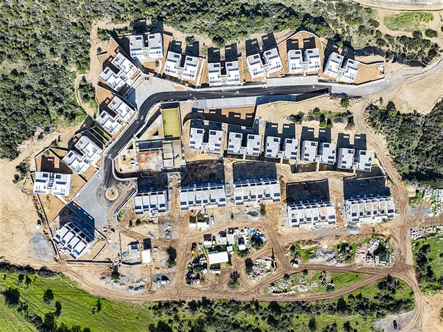 Das 2+1 Apartment verfügt über eine eigene Terrasse, 100 m vom Meer entfernt