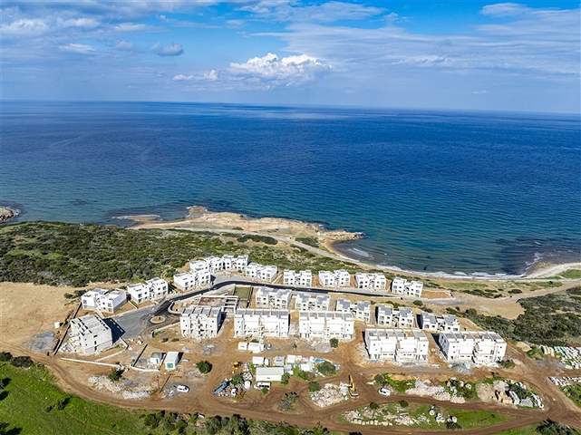 Das 2+1 Apartment verfügt über eine eigene Terrasse, 100 m vom Meer entfernt