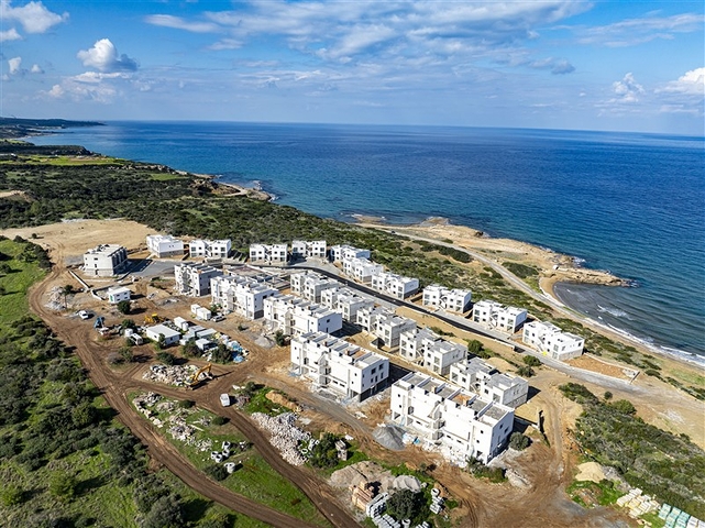 Das 2+1 Apartment verfügt über eine eigene Terrasse, 100 m vom Meer entfernt