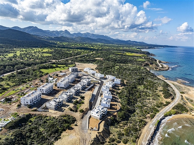 Das 2+1 Apartment verfügt über eine eigene Terrasse, 100 m vom Meer entfernt