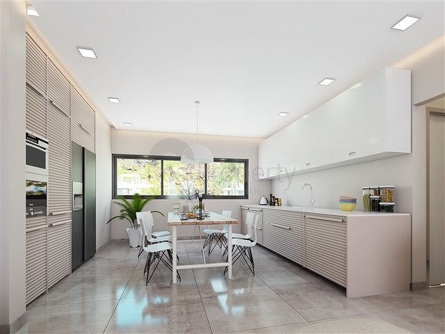 Das 2+1 Apartment verfügt über eine eigene Terrasse, 100 m vom Meer entfernt