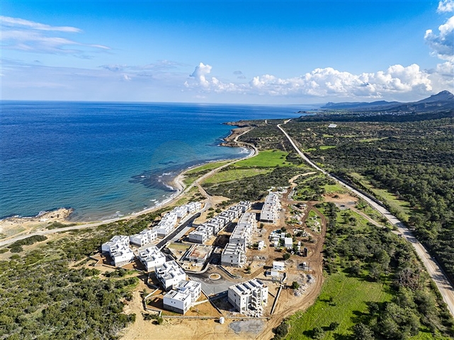 Das 2+1 Apartment verfügt über eine eigene Terrasse, 100 m vom Meer entfernt