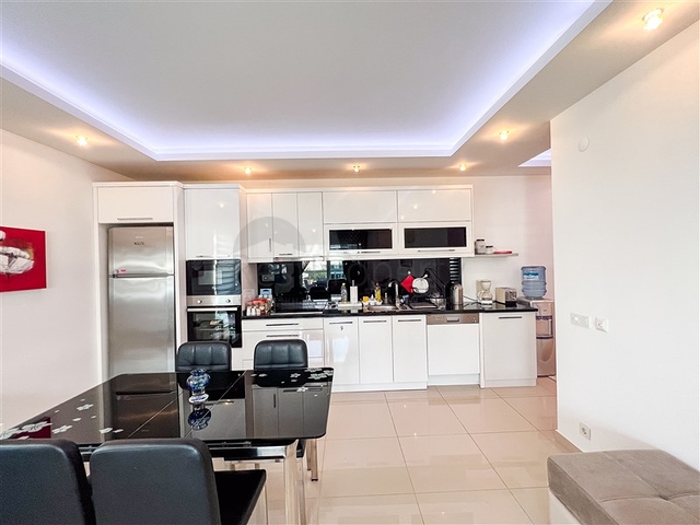 Geräumige Dreizimmerwohnung mit wunderschönem Blick auf den Pool