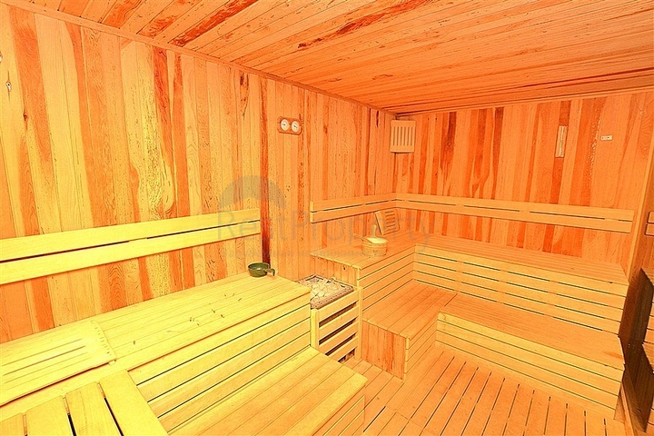 Geräumige Dreizimmerwohnung mit wunderschönem Blick auf den Pool