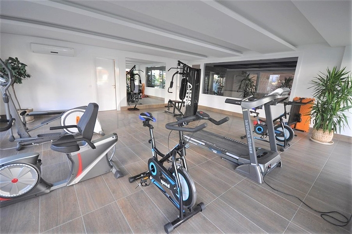 Geräumige Dreizimmerwohnung mit wunderschönem Blick auf den Pool