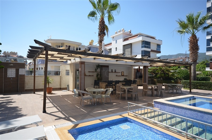 Geräumige Dreizimmerwohnung mit wunderschönem Blick auf den Pool