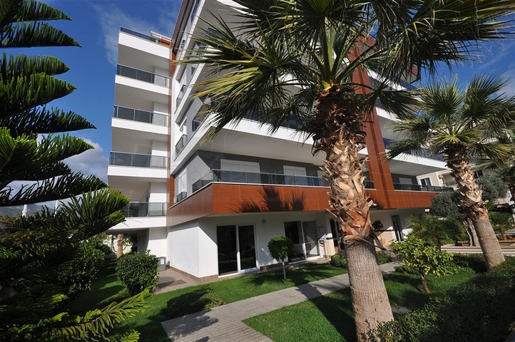 Geräumige Dreizimmerwohnung mit wunderschönem Blick auf den Pool