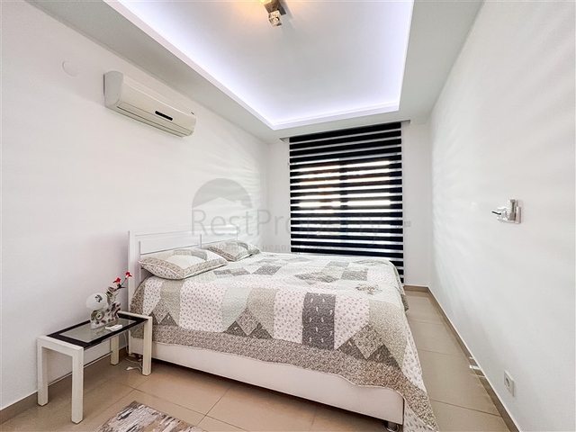 Geräumige Dreizimmerwohnung mit wunderschönem Blick auf den Pool