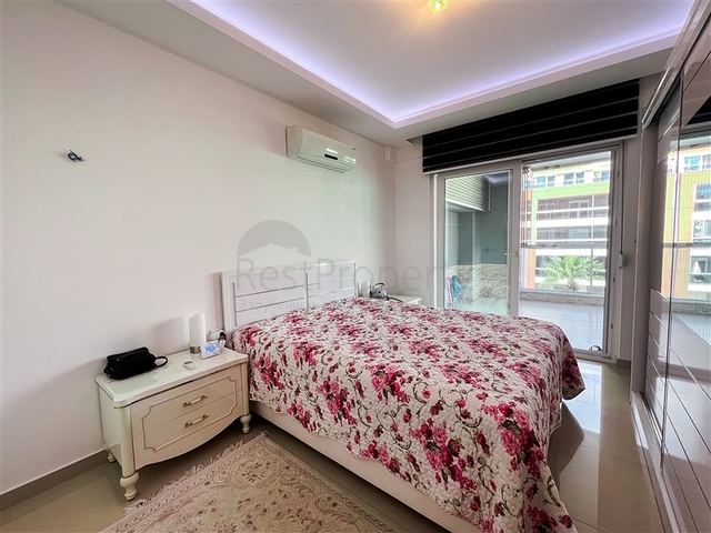 Geräumige Dreizimmerwohnung mit wunderschönem Blick auf den Pool