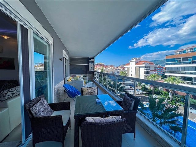 Geräumige Dreizimmerwohnung mit wunderschönem Blick auf den Pool