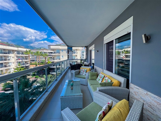 Geräumige Dreizimmerwohnung mit wunderschönem Blick auf den Pool