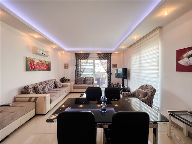 Geräumige Dreizimmerwohnung mit wunderschönem Blick auf den Pool