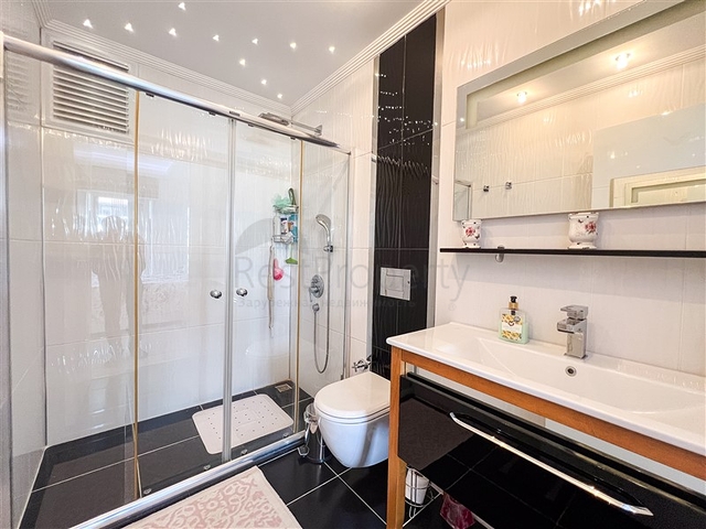 Geräumige Dreizimmerwohnung mit wunderschönem Blick auf den Pool