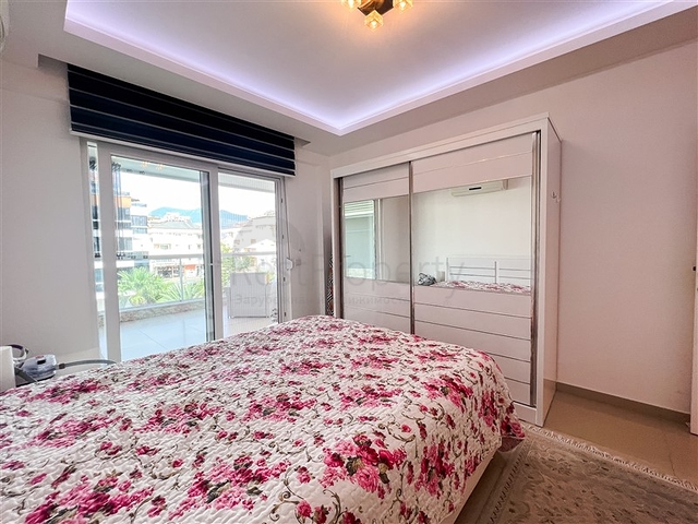 Geräumige Dreizimmerwohnung mit wunderschönem Blick auf den Pool