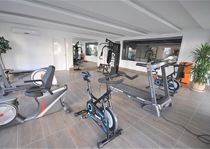 Geräumige Dreizimmerwohnung mit wunderschönem Blick auf den Pool