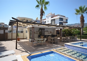 Geräumige Dreizimmerwohnung mit wunderschönem Blick auf den Pool