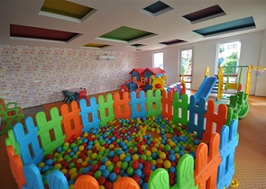 Geräumige Dreizimmerwohnung mit wunderschönem Blick auf den Pool