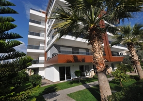 Geräumige Dreizimmerwohnung mit wunderschönem Blick auf den Pool