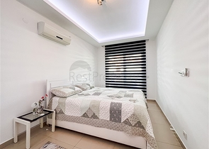 Geräumige Dreizimmerwohnung mit wunderschönem Blick auf den Pool