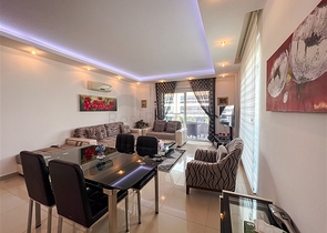 Geräumige Dreizimmerwohnung mit wunderschönem Blick auf den Pool