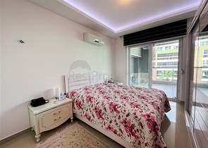 Geräumige Dreizimmerwohnung mit wunderschönem Blick auf den Pool