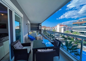 Geräumige Dreizimmerwohnung mit wunderschönem Blick auf den Pool