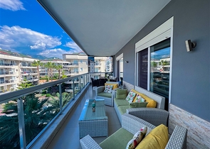 Geräumige Dreizimmerwohnung mit wunderschönem Blick auf den Pool