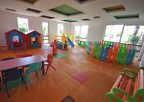 Geräumige Dreizimmerwohnung mit wunderschönem Blick auf den Pool