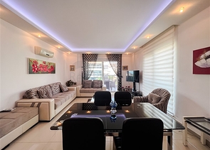 Geräumige Dreizimmerwohnung mit wunderschönem Blick auf den Pool