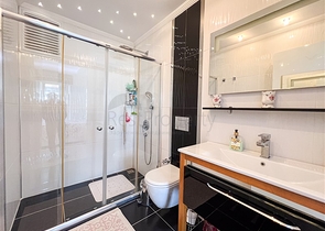 Geräumige Dreizimmerwohnung mit wunderschönem Blick auf den Pool