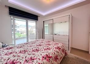 Geräumige Dreizimmerwohnung mit wunderschönem Blick auf den Pool