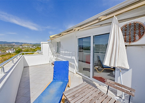 Geräumiges Penthouse mit 3+1 Grundriss im Stadtteil Konakly. 