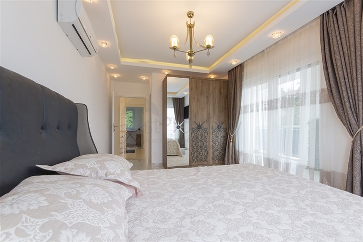 Villa 8+2 in Kargicak 