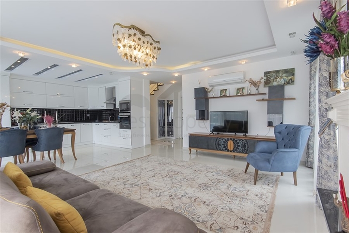 Villa 8+2 in Kargicak 