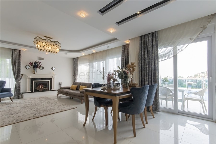 Villa 8+2 in Kargicak 