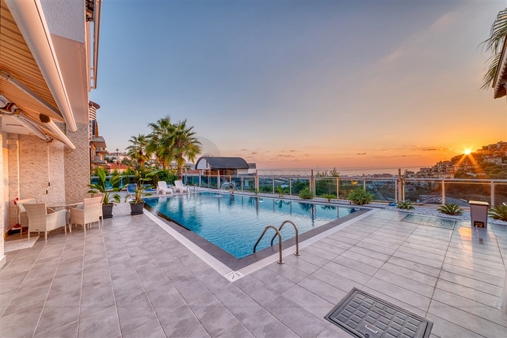 Villa 8+2 in Kargicak 