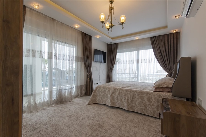 Villa 8+2 in Kargicak 