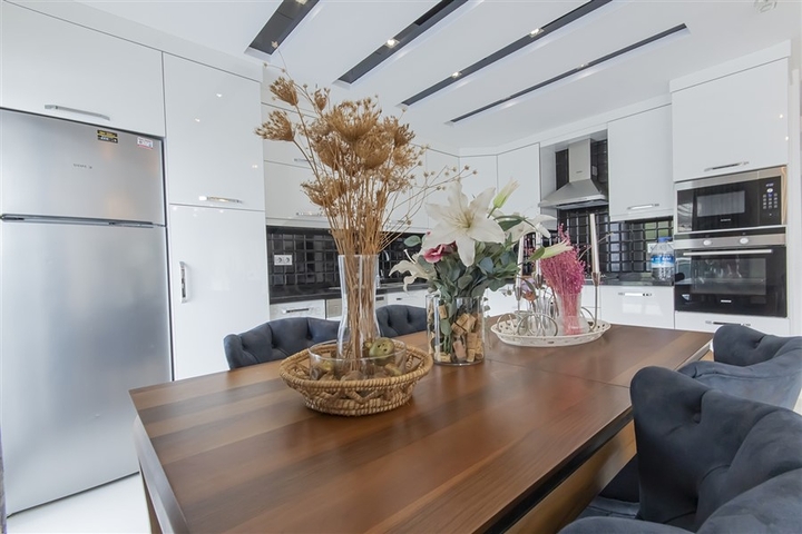 Villa 8+2 in Kargicak 