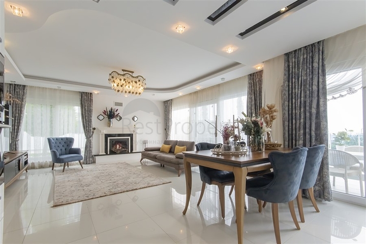 Villa 8+2 in Kargicak 