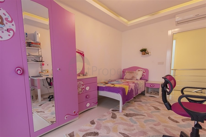 Villa 8+2 in Kargicak 