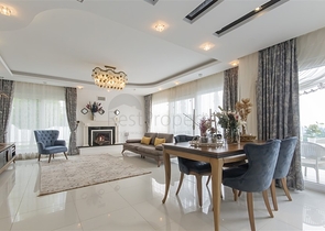 Villa 8+2 in Kargicak 