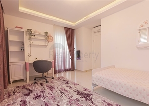 Villa 8+2 in Kargicak 