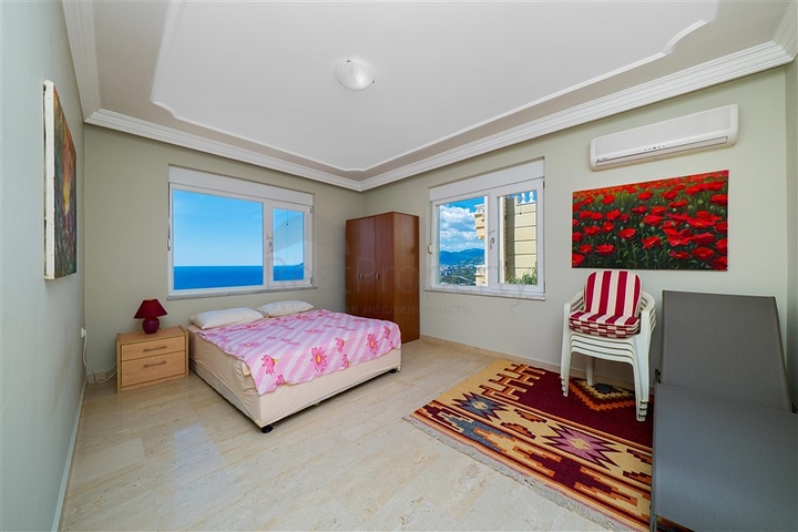 Villa mit Panoramablick auf das Meer und die Berge