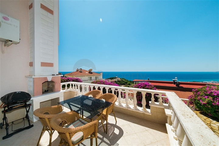 Villa mit Panoramablick auf das Meer und die Berge