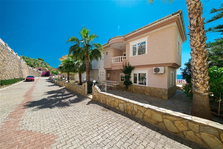 Villa mit Panoramablick auf das Meer und die Berge